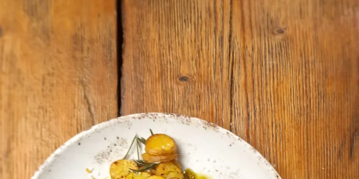 Tříchodové menu pro dva: telecí filírovaný steak, bruschetta, panna cotta i láhev prosecca