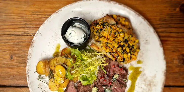 Tříchodové menu pro dva: telecí filírovaný steak, bruschetta, panna cotta i láhev prosecca