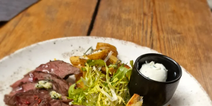 Tříchodové menu pro dva: telecí filírovaný steak, bruschetta, panna cotta i láhev prosecca
