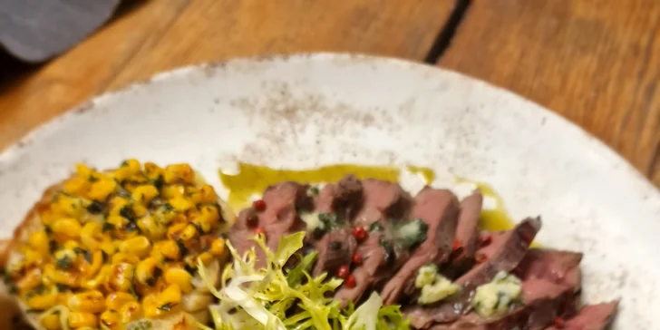 Tříchodové menu pro dva: telecí filírovaný steak, bruschetta, panna cotta i láhev prosecca