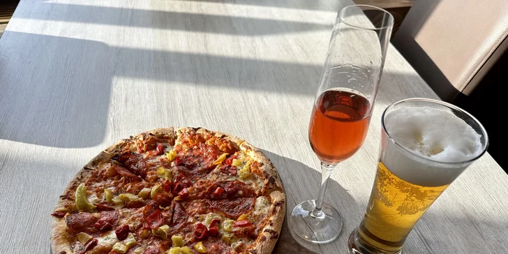 30cm pizza dle výběru a sklenka prosecca nebo čepovaný Kozel pro jednu až dvě osoby