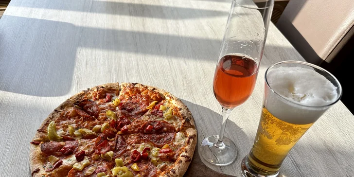 30cm pizza dle výběru a sklenka prosecca nebo čepovaný Kozel pro jednu až dvě osoby