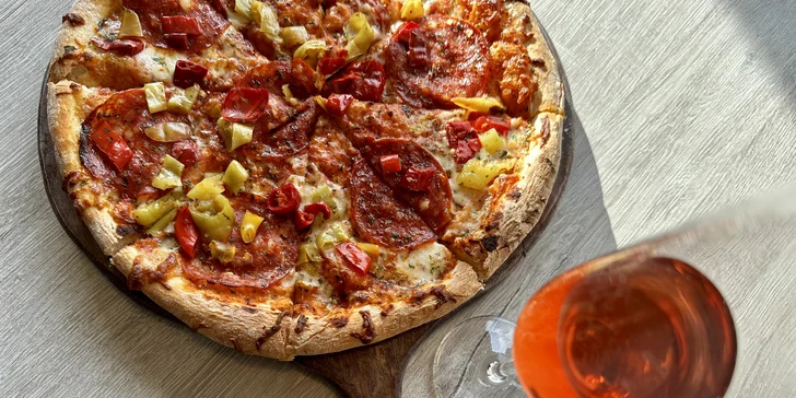 30cm pizza dle výběru a sklenka prosecca nebo čepovaný Kozel pro jednu až dvě osoby