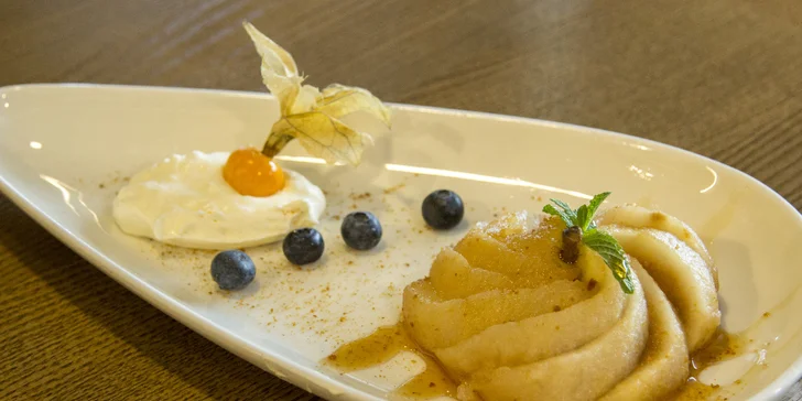 Carpaccio, steak z pravé svíčkové a karamelová hruška pro 2 osoby