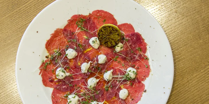 Carpaccio, steak z pravé svíčkové a karamelová hruška pro 2 osoby