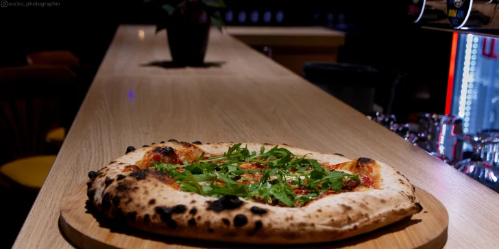 Jedna nebo dvě neapolské pizzy podle výběru z 11 druhů i s lahví vína