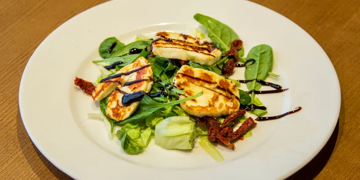 Gastronomický zážitek kousek od Brna: čtyřchodové menu s kuřecím prsem supreme nebo hovězím burgerem