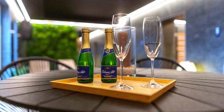 120 nebo 180 min. v privátním wellness pokoji i s občerstvením a sektem až pro 6 osob