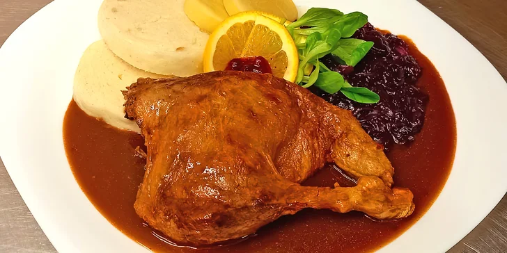 Kachní menu pro 2 osoby: silný kachní vývar, čtvrtka kachny s variací knedlíků a výtečný dezert