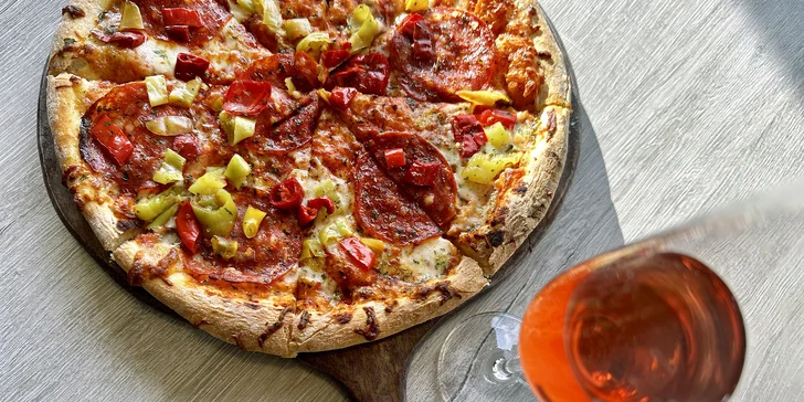 30cm pizza dle výběru a sklenka prosecca nebo čepovaný Kozel pro jednu až dvě osoby