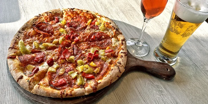 30cm pizza dle výběru a sklenka prosecca nebo čepovaný Kozel pro jednu až dvě osoby