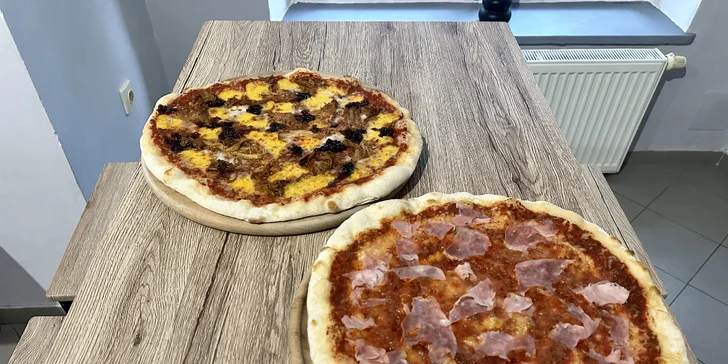 Pizza podle výběru ze 14 druhů a Coca-Cola pro 2 osoby