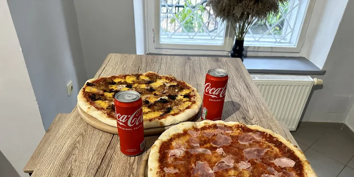 Pizza podle výběru ze 14 druhů a Coca-Cola pro 2 osoby