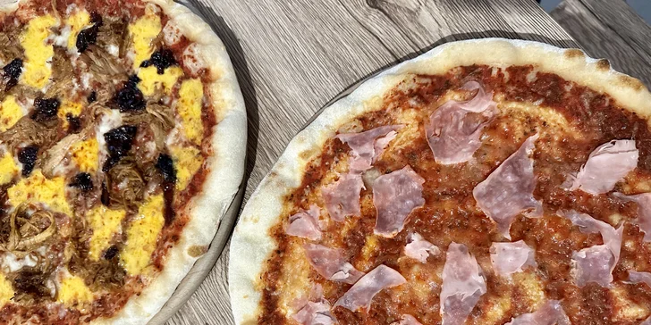 Pizza podle výběru ze 14 druhů a Coca-Cola pro 2 osoby