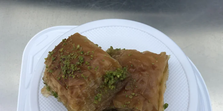 Pravý turecký kebap a köfte i s baklavou či nápojem z rodinného podniku přímo u Divoké Šárky