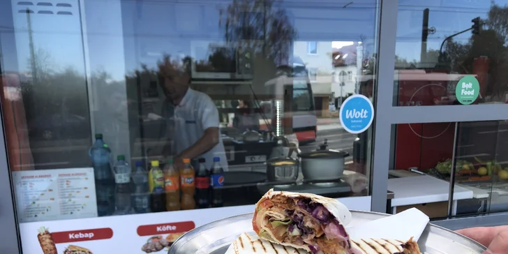 Pravý turecký kebap a köfte i s baklavou či nápojem z rodinného podniku přímo u Divoké Šárky