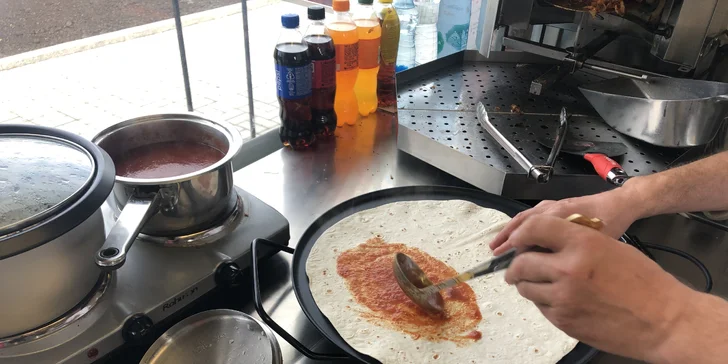 Pravý turecký kebap a köfte i s baklavou či nápojem z rodinného podniku přímo u Divoké Šárky