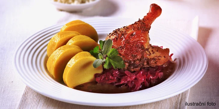 Kachní menu pro 2 osoby: silný kachní vývar, čtvrtka kachny s variací knedlíků a výtečný dezert