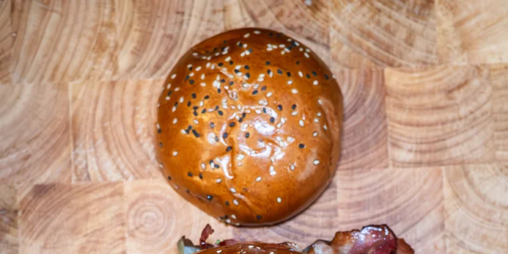 Obří burger z 1 kg hovězího masa a trojité hranolky: netradiční bašta pro 6-8 osob