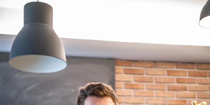 Obří burger z 1 kg hovězího masa a trojité hranolky: netradiční bašta pro 6-8 osob