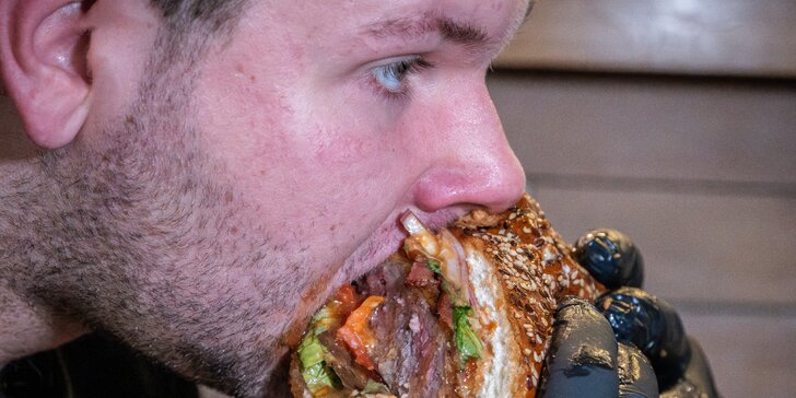 Obří burger z 1 kg hovězího masa a trojité hranolky: netradiční bašta pro 6-8 osob