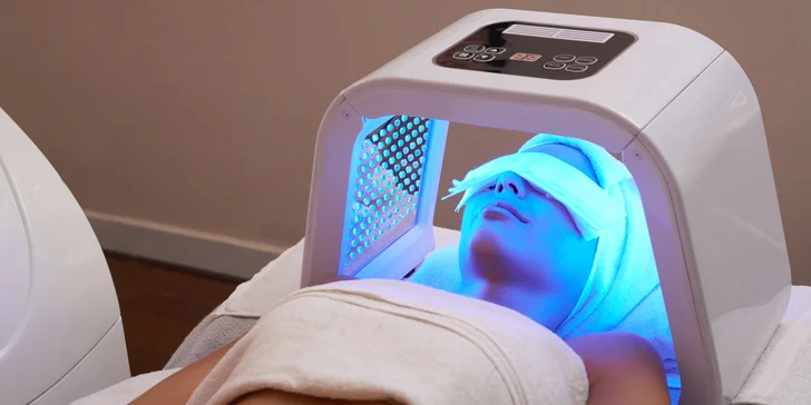 Redukce vrásek: multipeptidové ošetření s radiofrekvečním liftingem a led tunelem