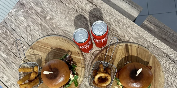 Pořádný burger i s přílohou a pitím či omáčkami pro 1 či 2 osoby