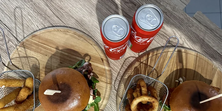 Pořádný burger i s přílohou a pitím či omáčkami pro 1 či 2 osoby