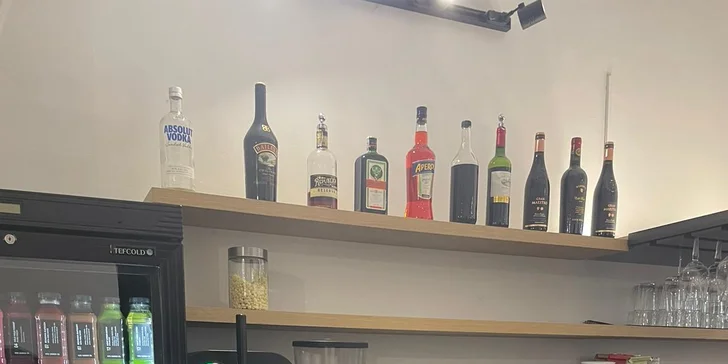 Slávky na víně a sklenička bílého pro dvě osoby v Nerudově ulici