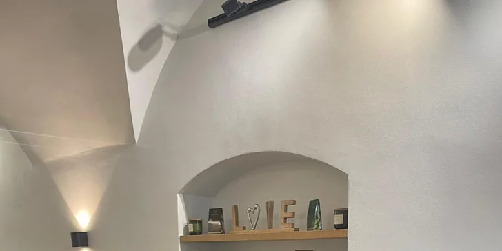 Slávky na víně a sklenička bílého pro dvě osoby v Nerudově ulici