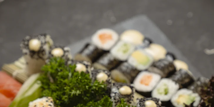 Sushi sety v nové asijské restauraci na Vinohradech pro 2 osoby: 26 až 45 ks