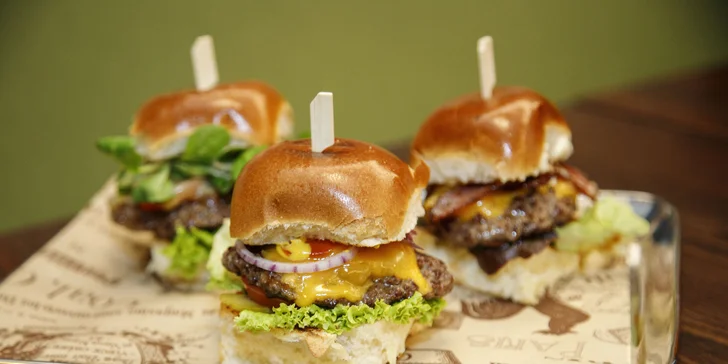 Nejoblíbenější burgery z Bouda Burgers: 3 miniburgery s hovězím i trhaným vepřovým masem