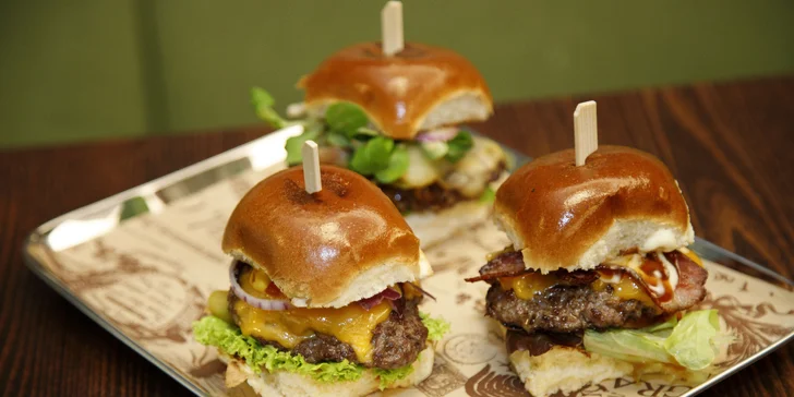 Nejoblíbenější burgery z Bouda Burgers: 3 miniburgery s hovězím i trhaným vepřovým masem