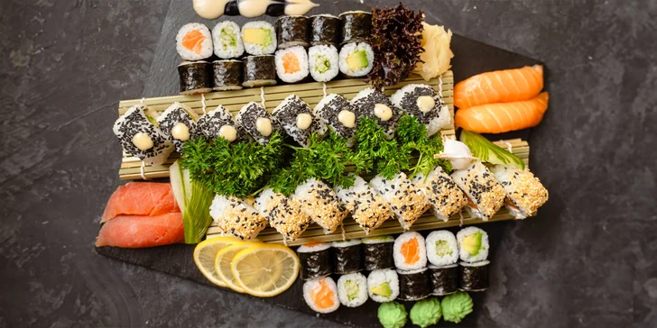 Sushi sety v nové asijské restauraci na Vinohradech pro 2 osoby: 26 až 45 ks
