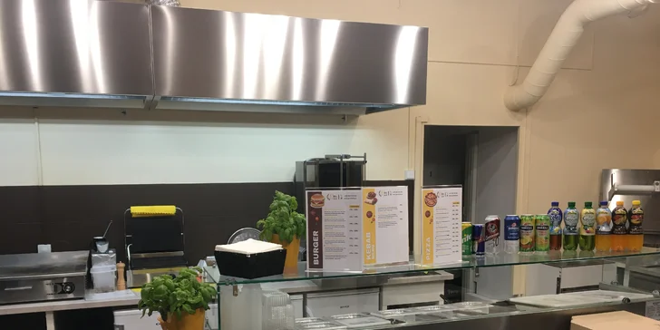 Jedna či dvě velké pizzy o průměru 40 cm: hawai, prosciutto, diavola i quattro formaggi
