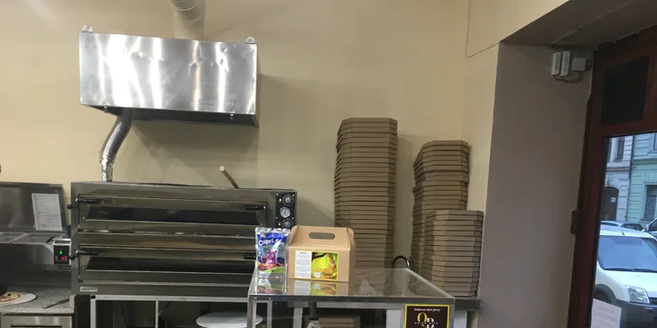 Jedna či dvě velké pizzy o průměru 40 cm: hawai, prosciutto, diavola i quattro formaggi