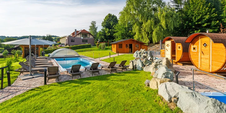 Ve všední dny za relaxací: 2 hodiny ve venkovním wellness i 3chodové menu pro 2 osoby