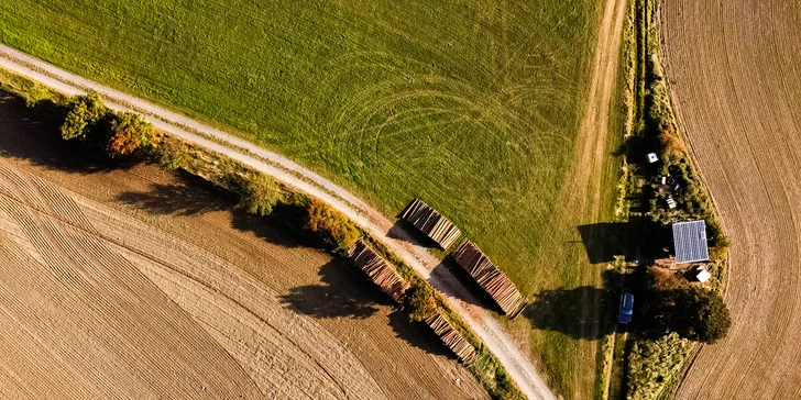 Glamping v krásně zařízeném otočném tiny house pro 2 osoby a víno i degustační set piv