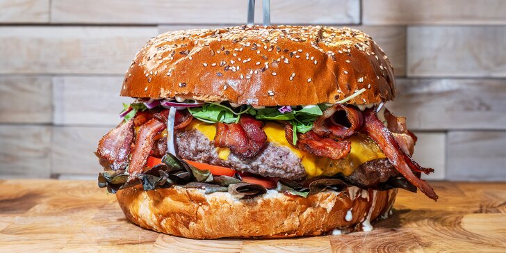 Obří burger z 1 kg hovězího masa a trojité hranolky: netradiční bašta pro 6-8 osob