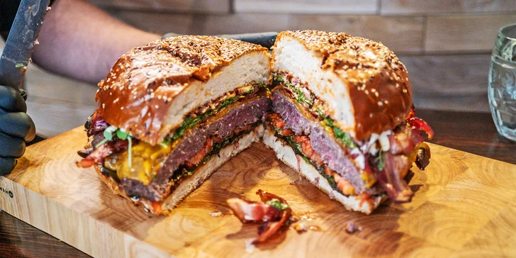 Obří burger z 1 kg hovězího masa a trojité hranolky: netradiční bašta pro 6-8 osob