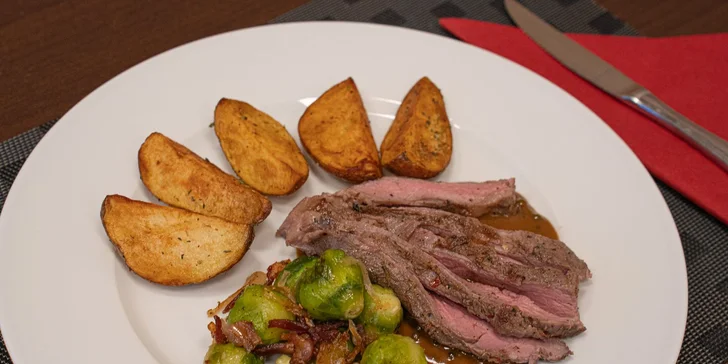 Tříchodové menu pro 2 osoby: salát caprese, hovězí flank steak a čokoládový fondant
