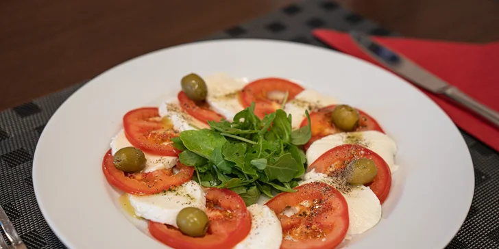 Tříchodové menu pro 2 osoby: salát caprese, hovězí flank steak a čokoládový fondant
