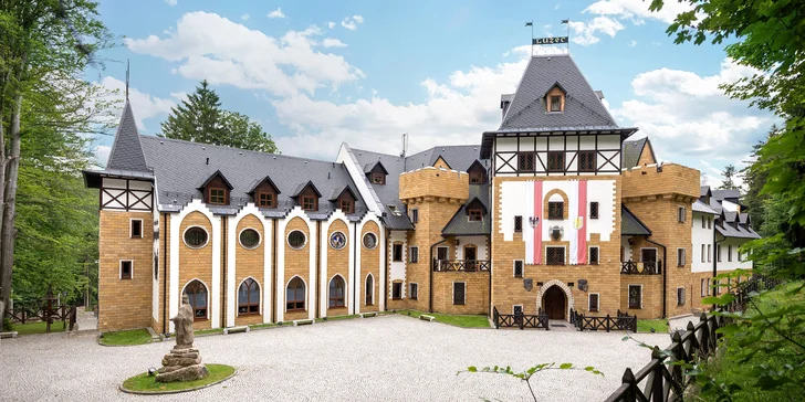 Pobyt na zámku u Karlových Varů: neomezený wellness, polopenze, masáž i procedury