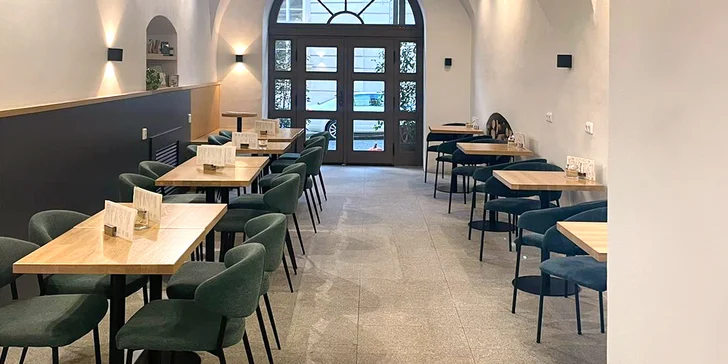 Slávky na víně a sklenička bílého pro dvě osoby v Nerudově ulici