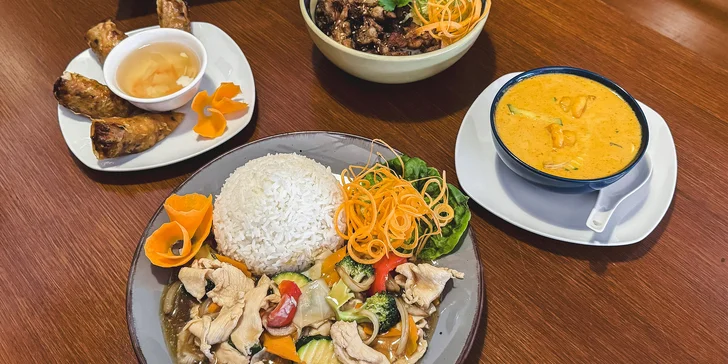 Menu z asijských specialit pro 1 nebo 2 osoby: Dim Sum knedlíčky, Pho, Tom Yum a další