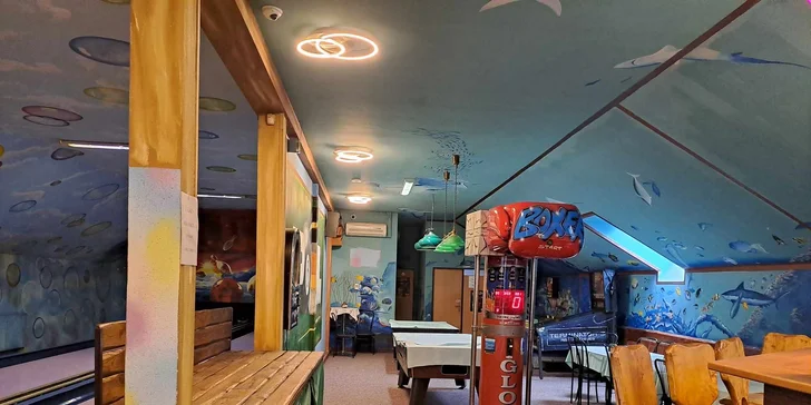 Masové i sýrové prkno a 1 hod. bowlingu až pro 6 osob: žebírka, řízky i smažené sýry