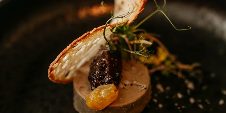 5chodové menu v luxusní zahradní restauraci v centru Prahy pro 2 osoby