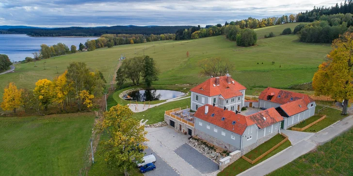 Jako na šlechtickém sídle: pobyt na Lipně, snídaně, panoramatická sauna i privátní vířivka