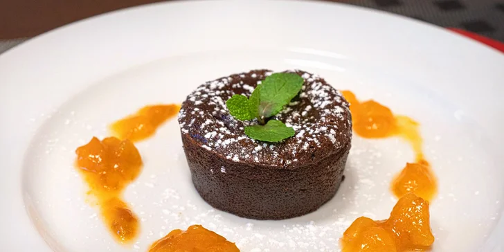 Tříchodové menu pro 2 osoby: salát caprese, hovězí flank steak a čokoládový fondant