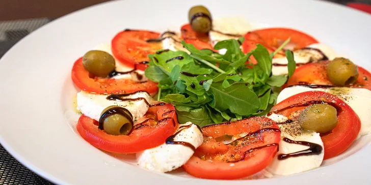 Tříchodové menu pro 2 osoby: salát caprese, hovězí flank steak a čokoládový fondant